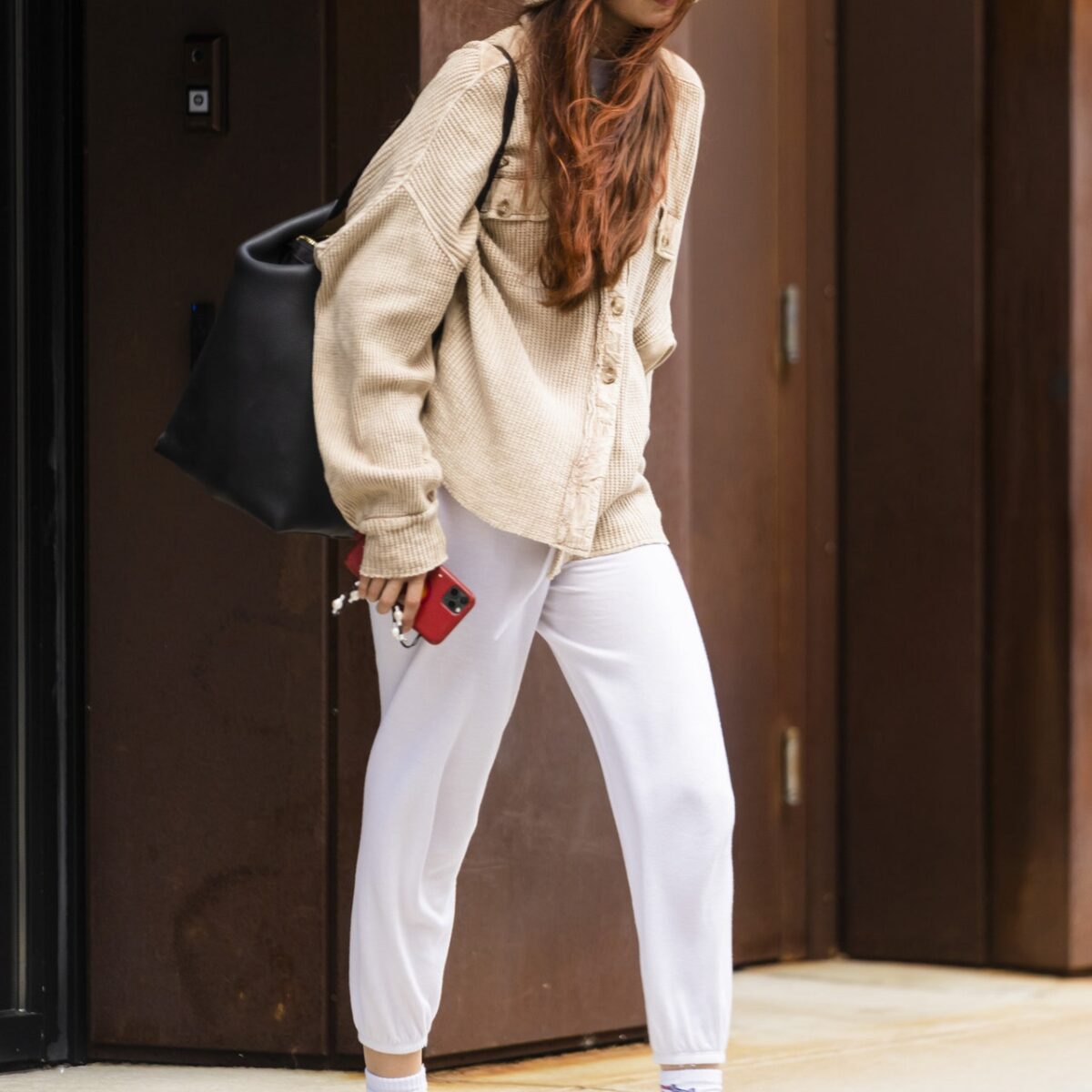 Gigi-Hadid-lleva-tenis-Converse-con-joggers